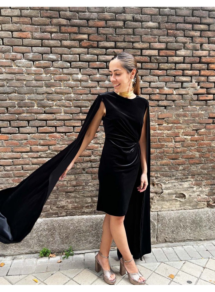 Vestido corto de fiesta de terciopelo con manga capa