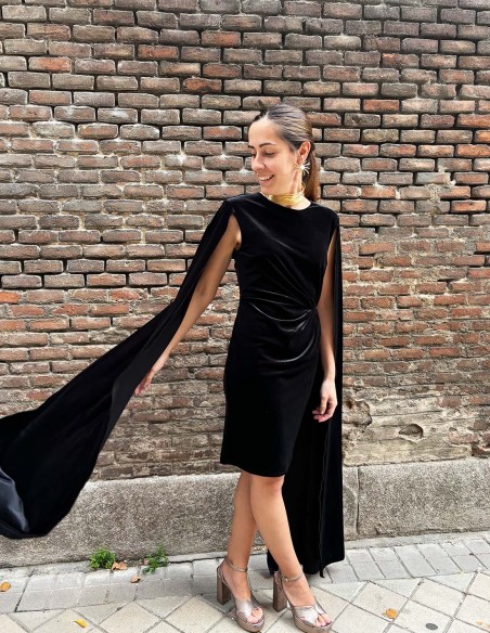 Vestido corto de fiesta de terciopelo con manga capa