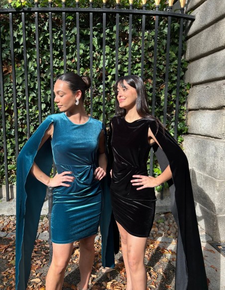Vestido corto de fiesta con manga capa de terciopelo