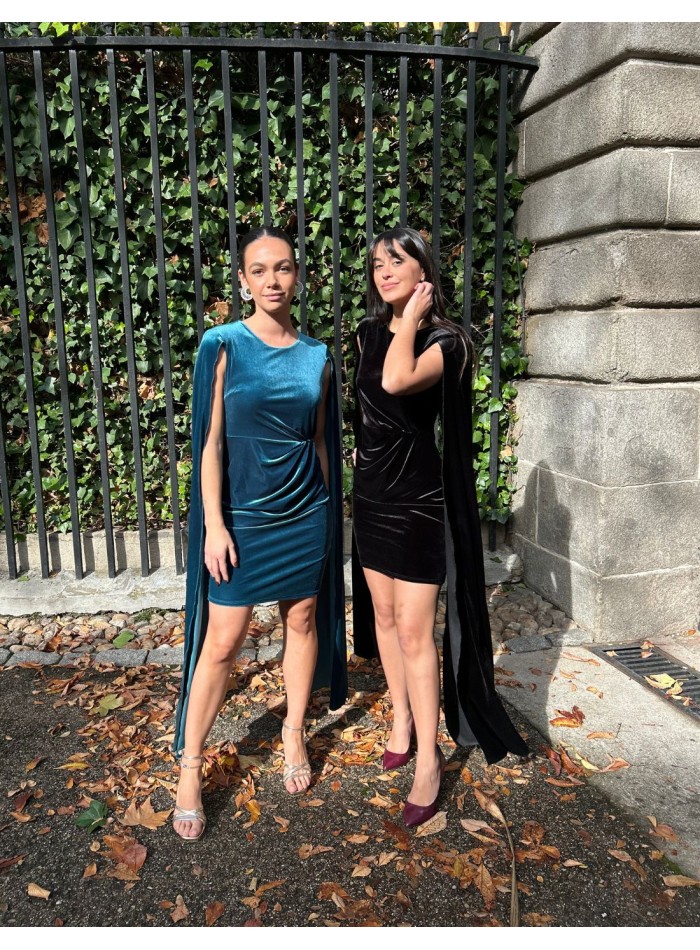 Vestido corto de fiesta con manga capa de...