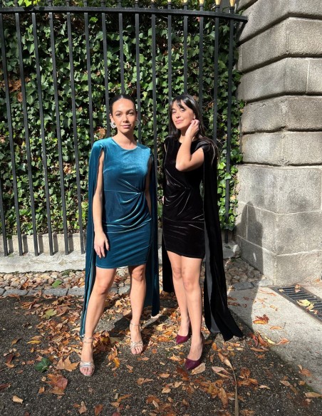 Robe de soirée courte avec manches cape en velours
