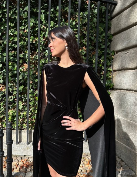 Vestido corto de fiesta con manga capa de terciopelo