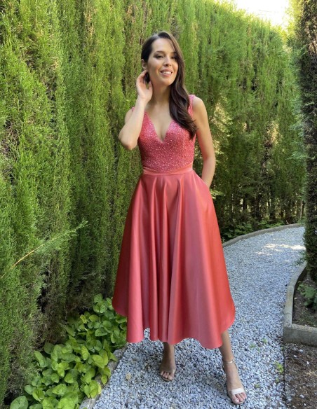 Vestido de fiesta con cuerpo de lentejuelas y falda evasé