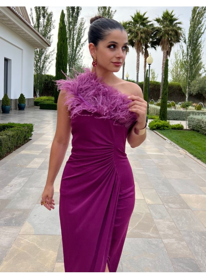 Robe de soirée longue avec encolure asymétrique...