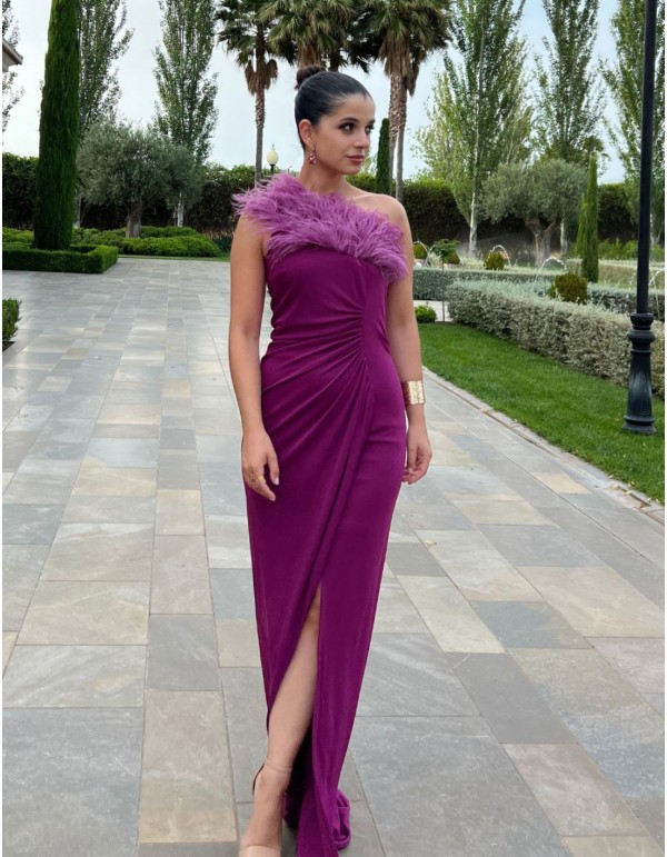 Robe de soirée longue avec encolure asymétrique à plumes