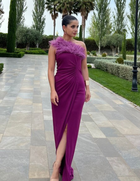 Vestido de fiesta largo con escote asimétrico de plumas