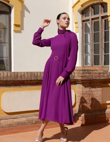 Vestido midi de fiesta con manga larga y falda de tablas