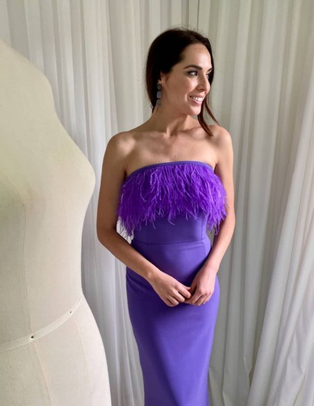 Robe de soirée midi avec encolure en plumes