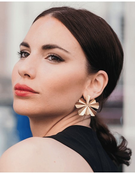 Pendientes en forma de hoja dorados para invitadas