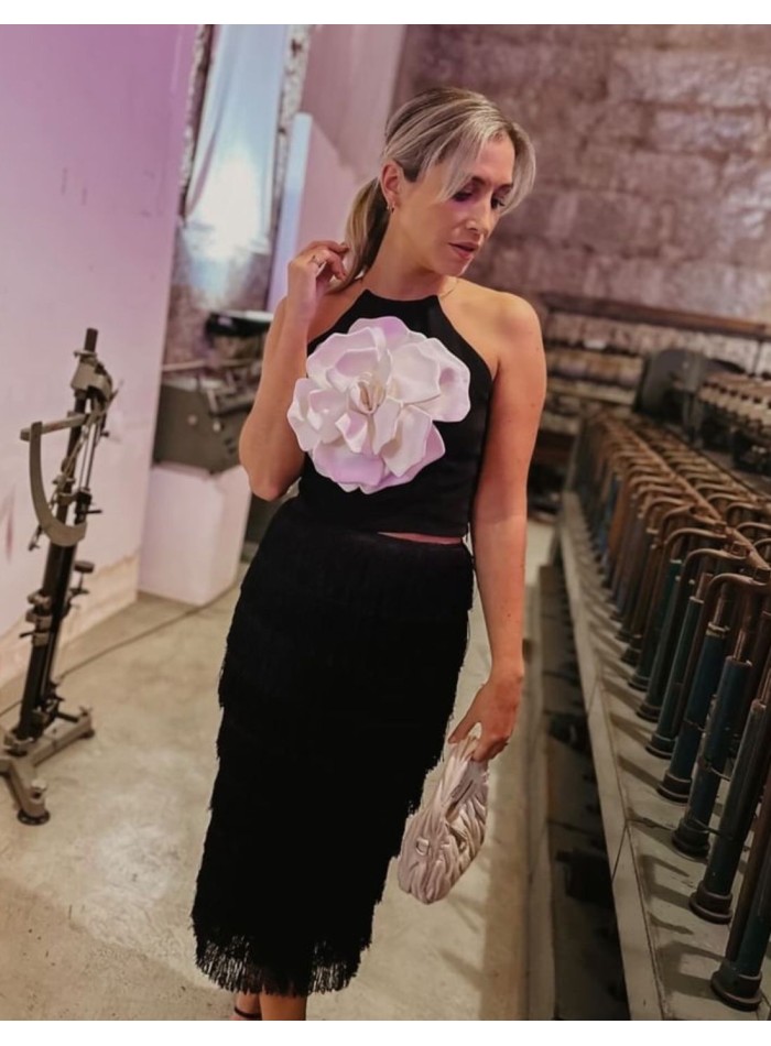 Top noir avec maxi fleur au milieu