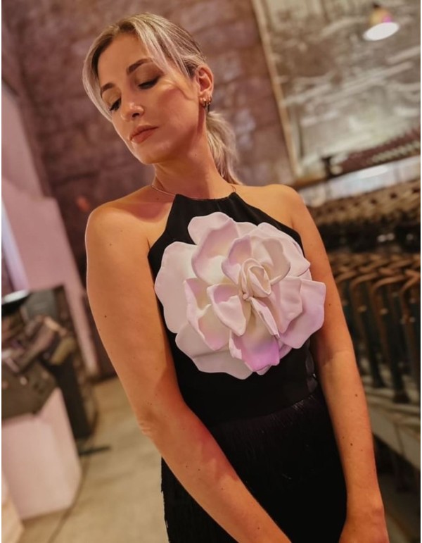 Top de fiesta negro crop con maxi flor al centro