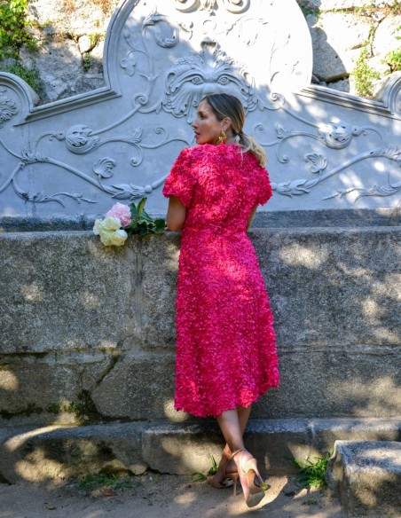 Vestido midi de fiesta fucsia con flores y manga corta