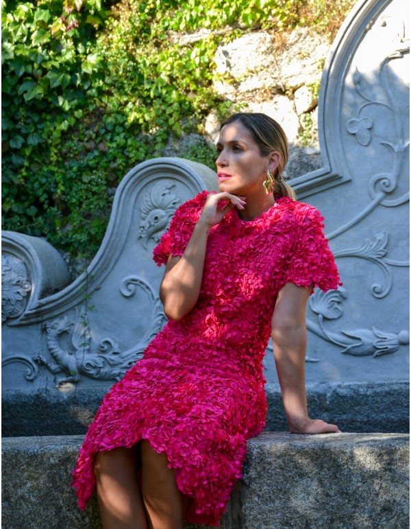 Robe de soirée midi fuchsia avec fleurs et manches courtes 2
