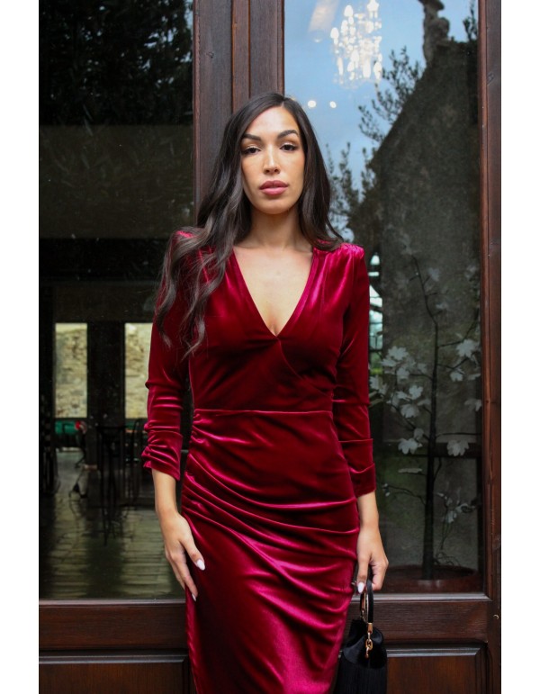 Robe de soirée midi en velours grenat avec décolleté 2