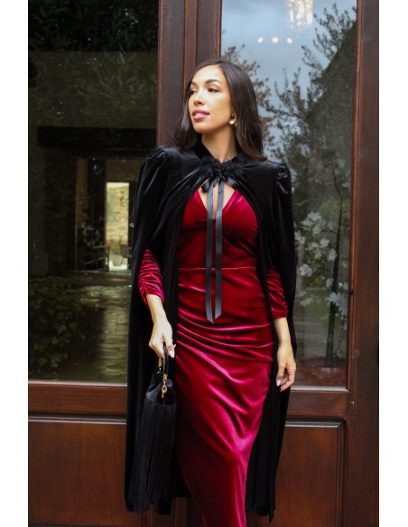 Robe de soirée midi en velours grenat avec décolleté