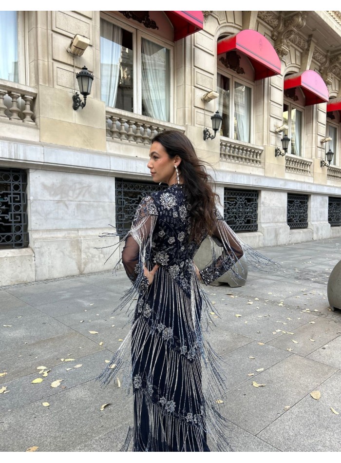 Robe longue avec strass et franges en argent...