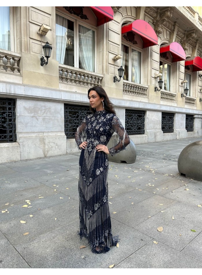 Robe longue avec strass et franges en argent...