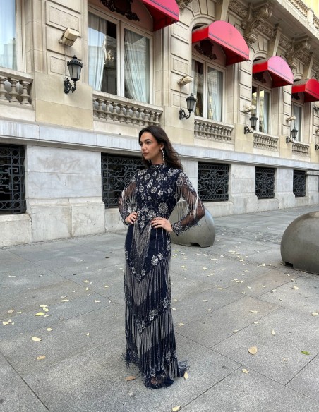 Robe longue avec strass et franges en argent comme robe d'invitée