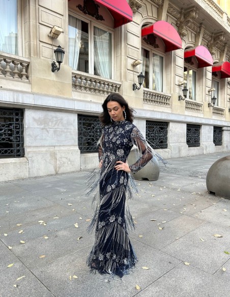 Robe longue avec strass et franges en argent comme robe d'invitée