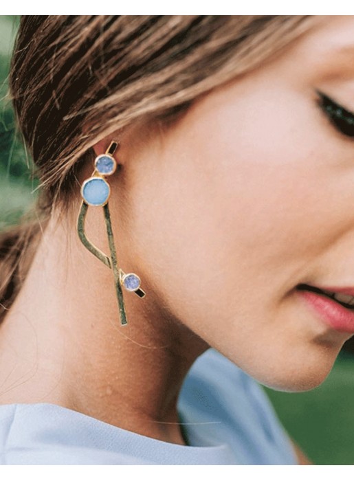 Pendientes largos cruzados en tonos rosas para invitadas