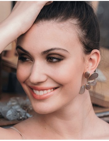 Pendientes en forma de flor con piedras naturales blancas para invitadas a eventos 2