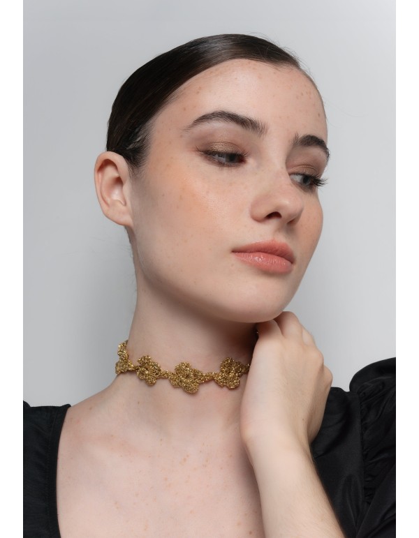 Golden flower-shaped choker with pearl finish 2