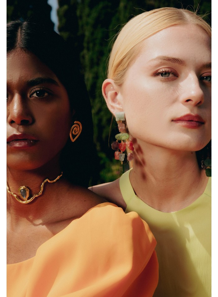 Long earrings with colored rhinestones