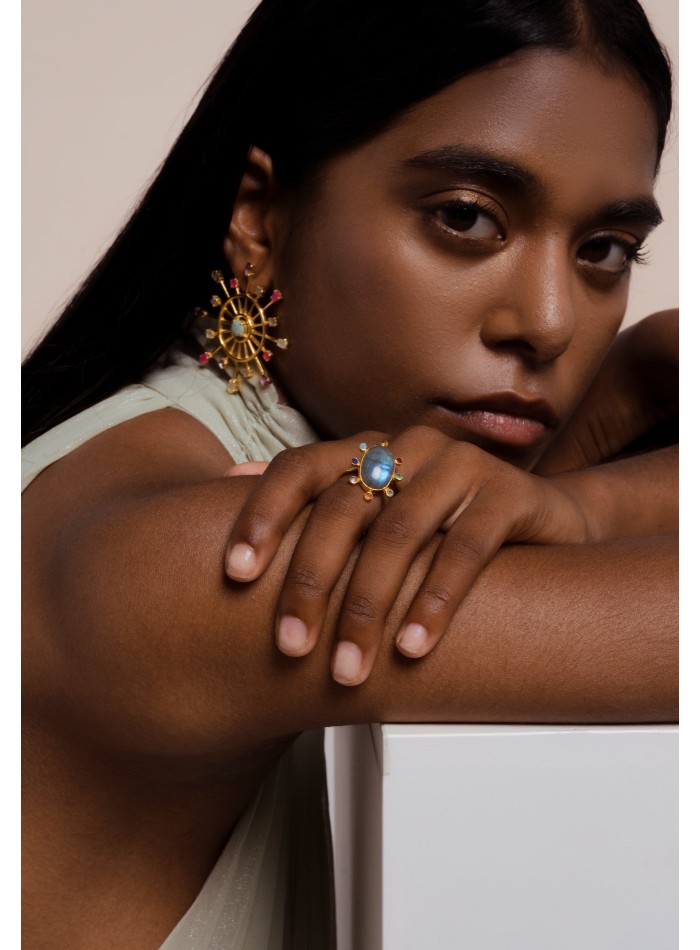 Bague réglable en plaqué or avec une grosse...