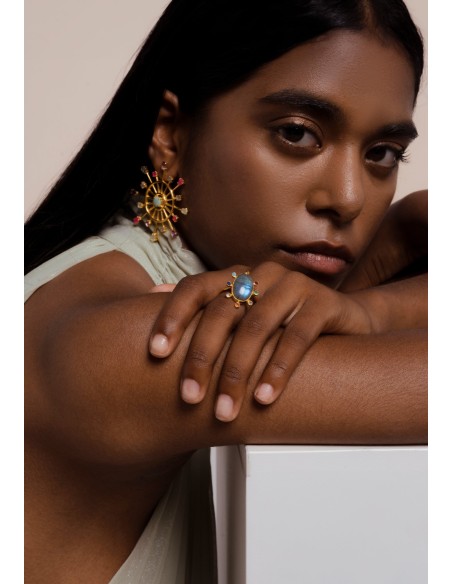 Adjustable golden ring with large central stone