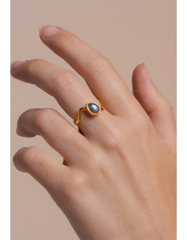 Anillo dorado con piedra preciosa 2