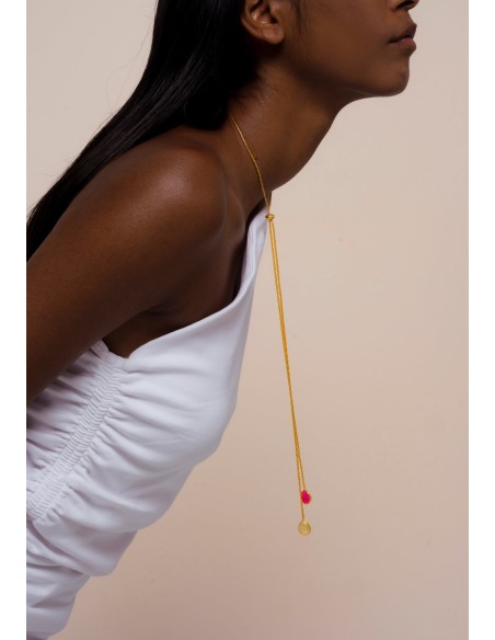 Collar largo dorado con lazo y piedras multicolor