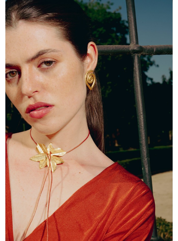 Collar dorado en forma de flor de loto