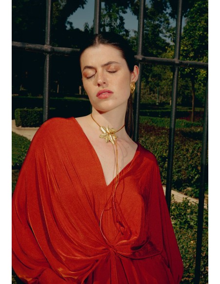 Collar dorado en forma de flor de loto