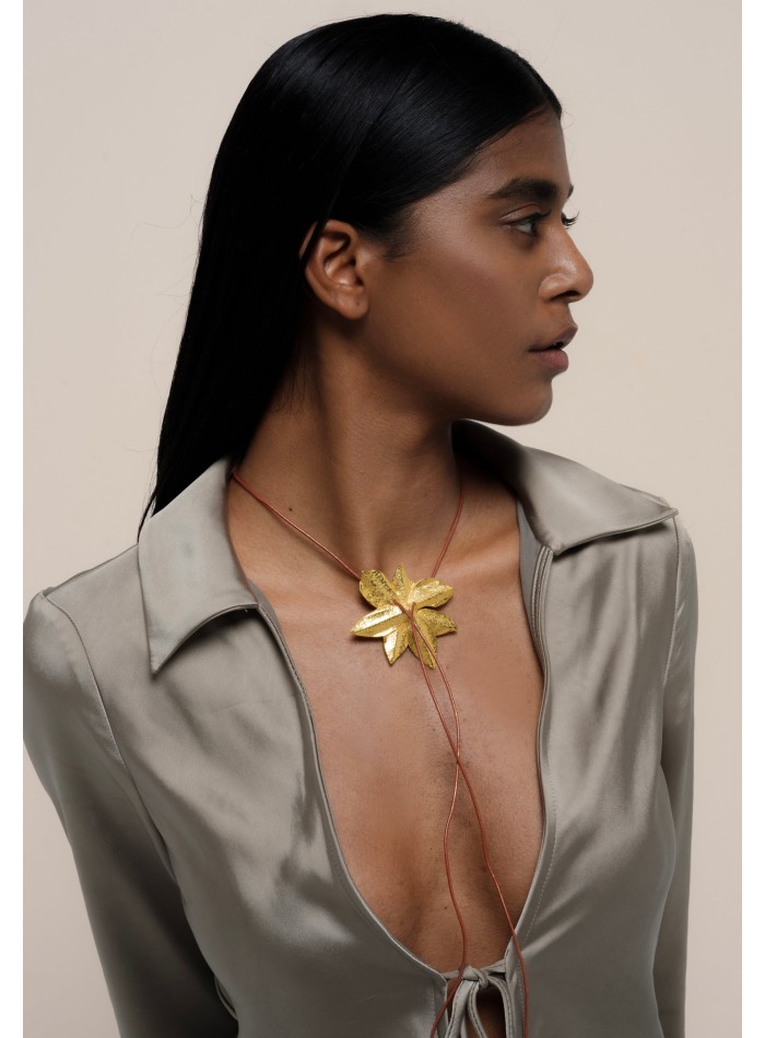 Collar dorado en forma de flor de loto