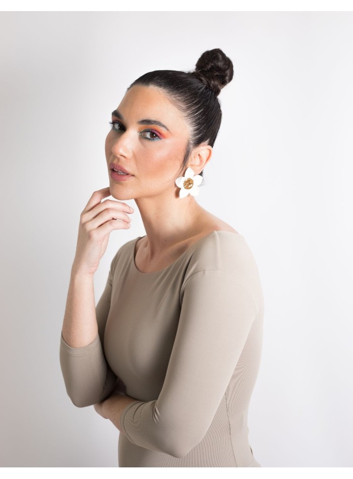 Earrings with porcelain floral motifs