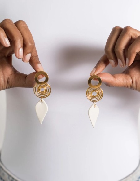 Longues boucles d'oreilles plaquées or avec larme en céramique