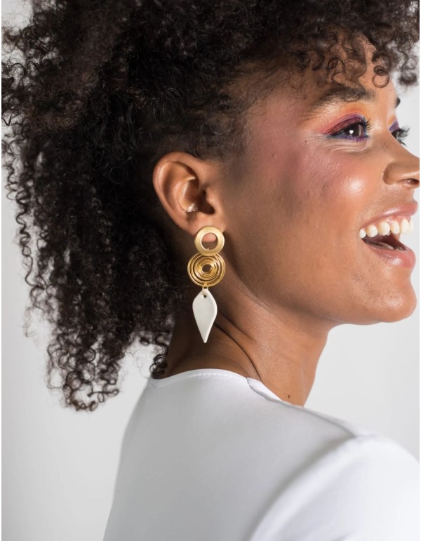 Longues boucles d'oreilles plaquées or avec larme en... 2