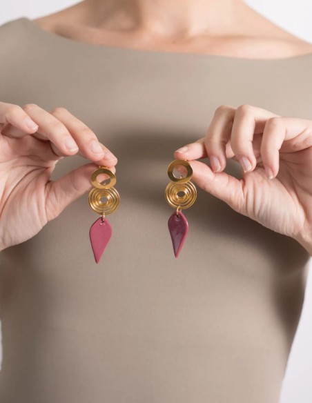 Longues boucles d'oreilles plaquées or avec larme en céramique