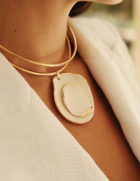 Rigid necklace with ceramic pendant