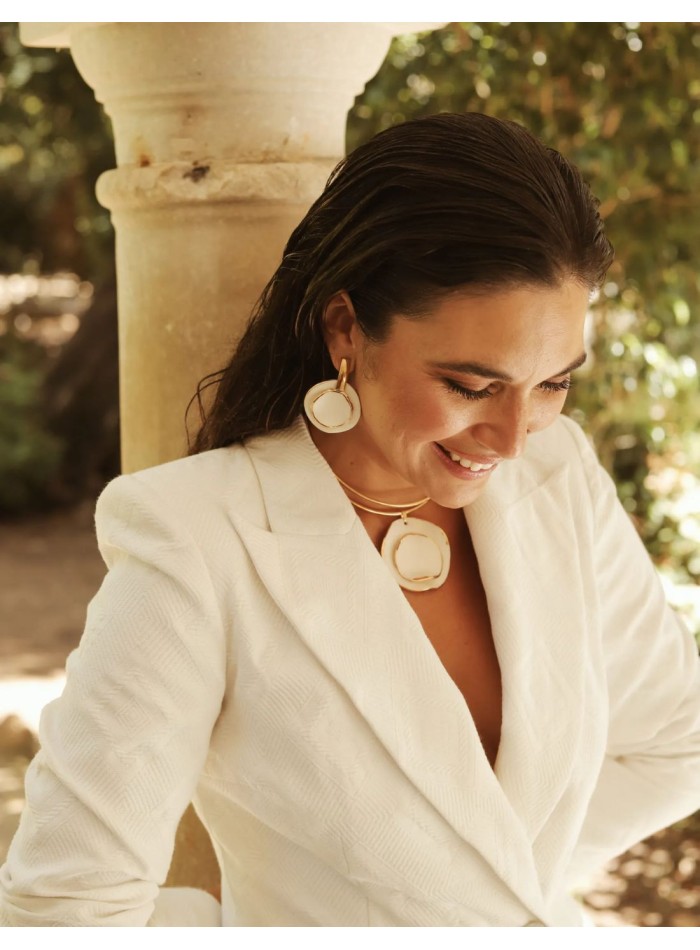 Rigid necklace with ceramic pendant