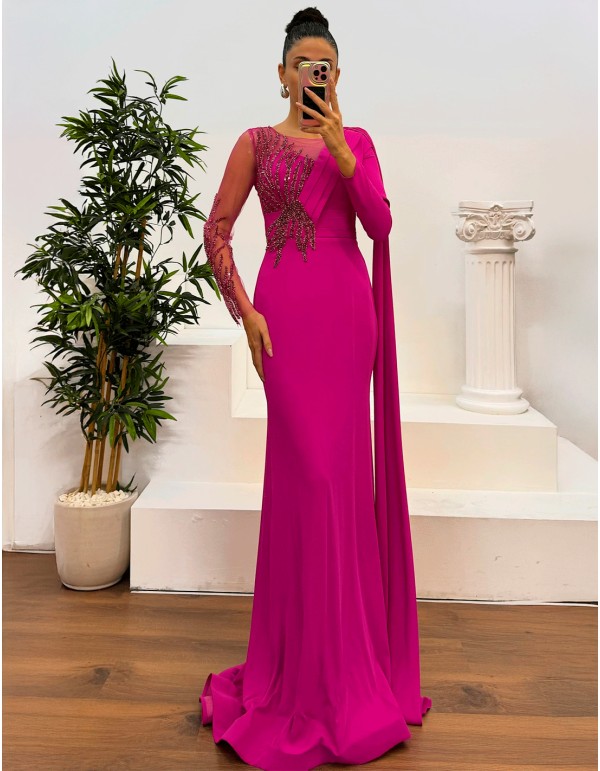 Vestido para invitada de boda, largo con pedrería decorativa y mangas largas en estilo sofisticado