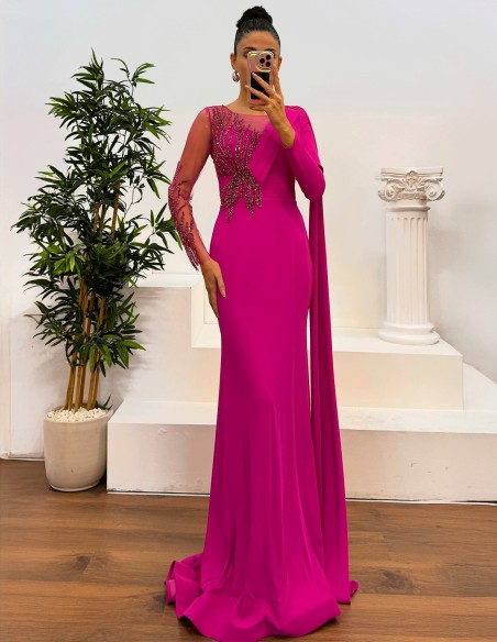 Vestido para invitada de boda, largo con pedrería decorativa y mangas largas en estilo sofisticado