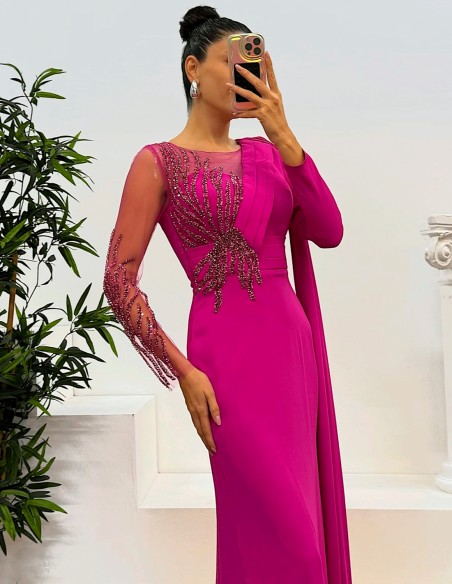 Vestido largo de fiesta con detalle de pedrería en la parte superior y mangas largas, perfecto para bodas de noche