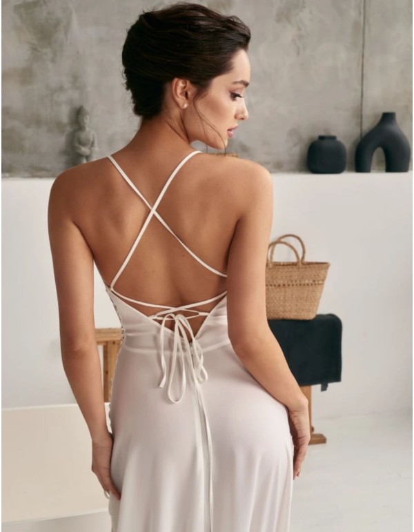 Robe de mariée lingerie avec décolleté en V et dos ouvert 2