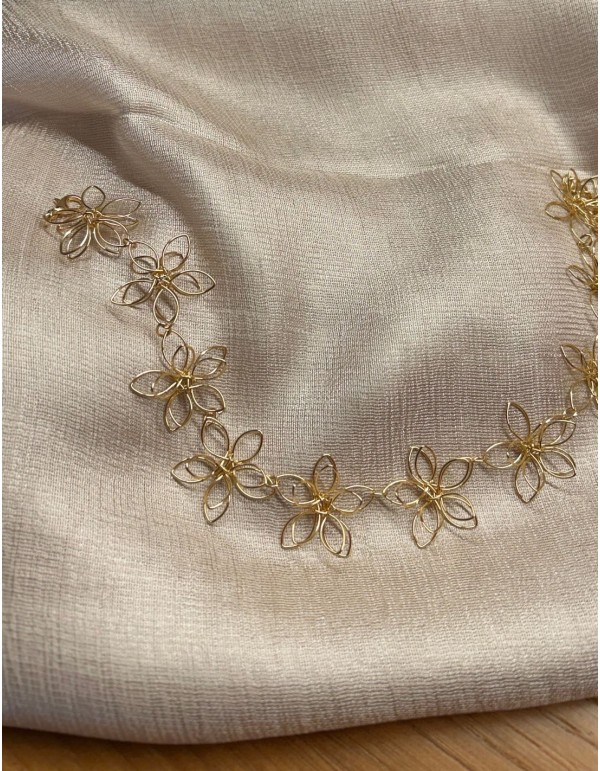 Flower choker in gold