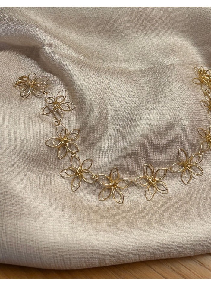 Choker de flores en dorado