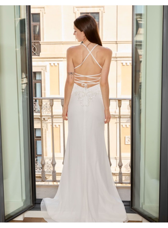 Vestido largo de novia con bordados y espalda cruzada en color blanco