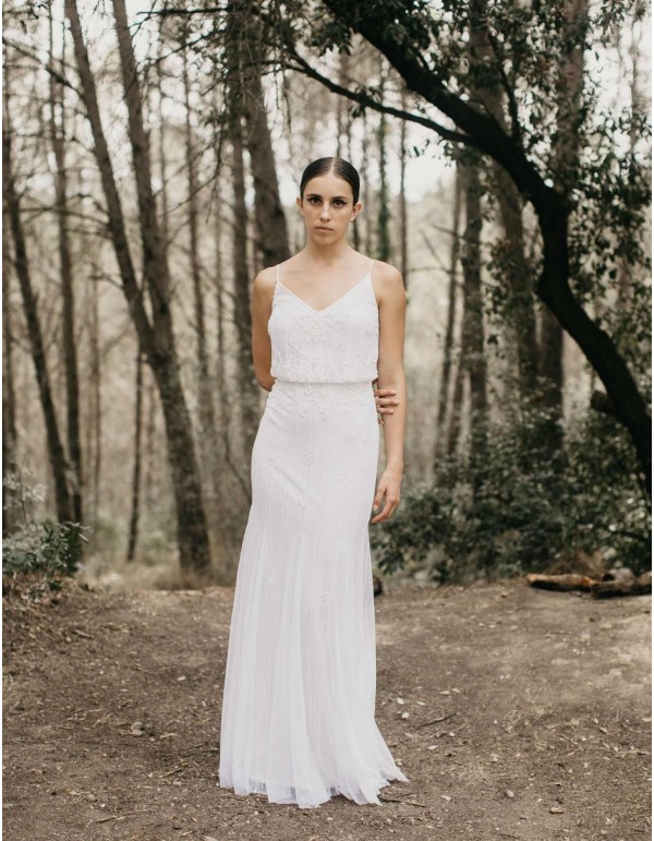 Vestido largo de novia con pedrería y tirante fino 2