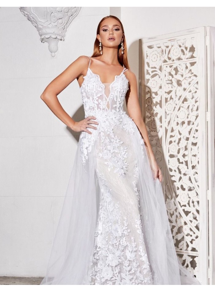 Vestido de novia blanco en encaje con sobrefalda y escote en V