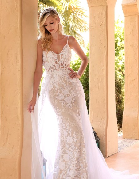White wedding dress in lace with overskirt